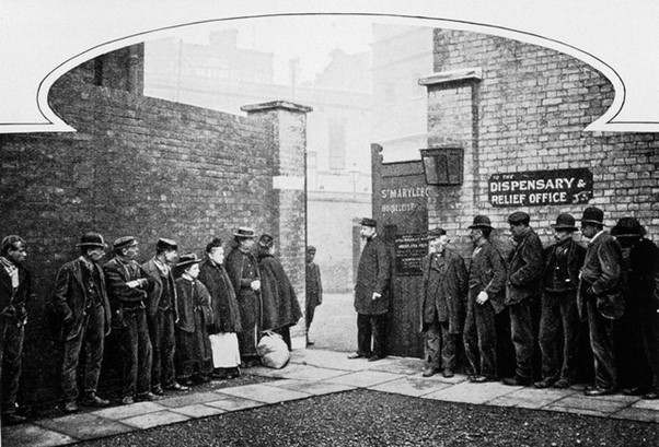 People queuing at S. Marylebone workhouse circa 1900; Wellcome Collection