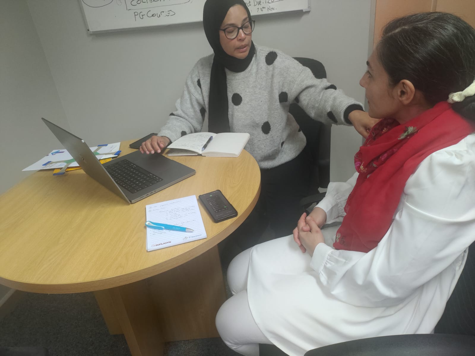 Dr Shahtahmassebi (L) interacting with Prof Albertus (R) at UCT