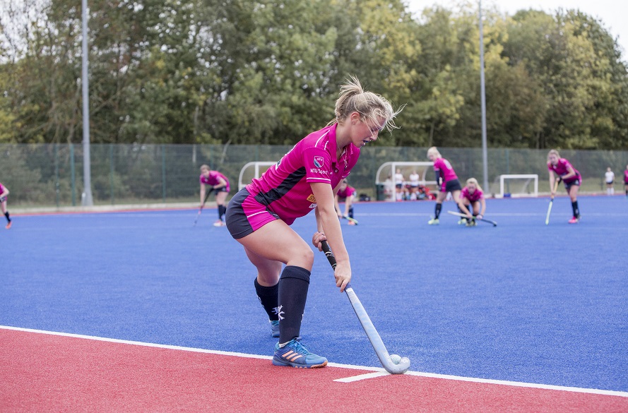 NTU Women's Hockey player about to play a penalty corner