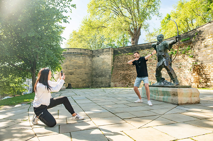Students by Robin Hood statue