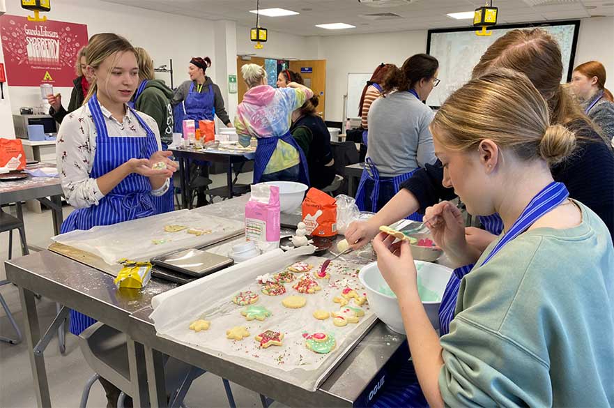 Students-in-the-food-lab-decorating-their-Christmas-cookies