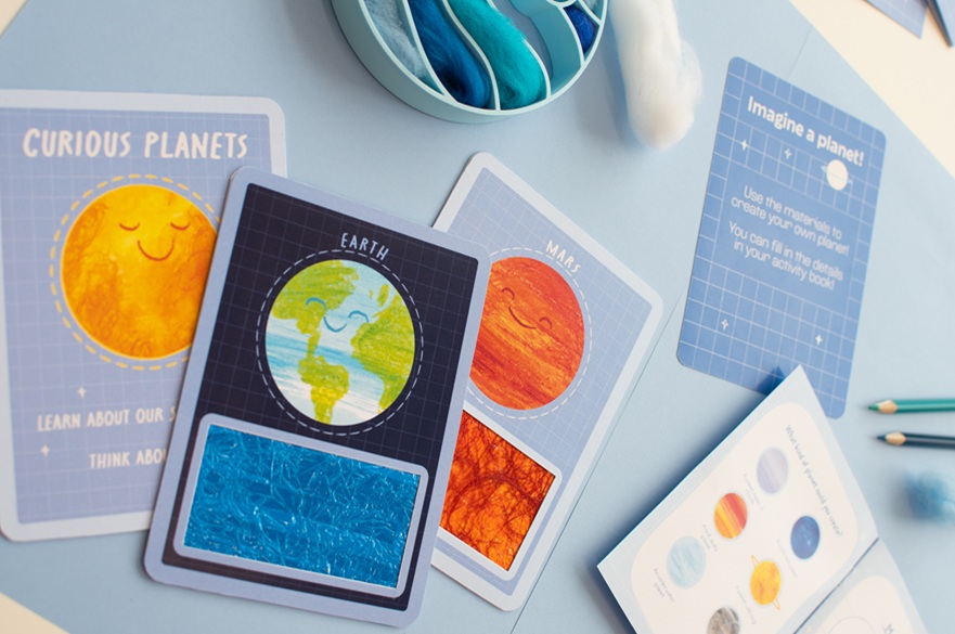 Cards with pictures and names of planets on.