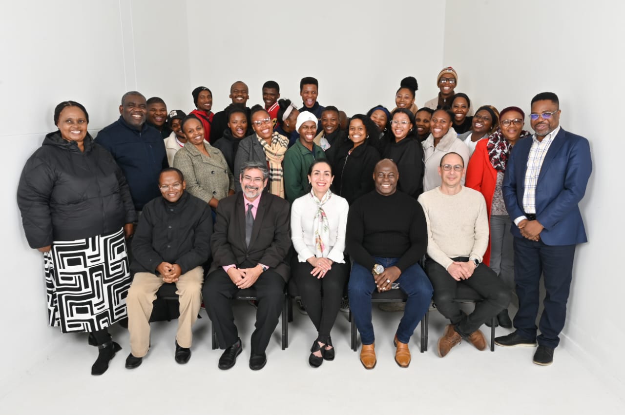 Group photo with research leads and participants 