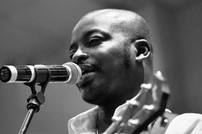 Freddie Kofi performing