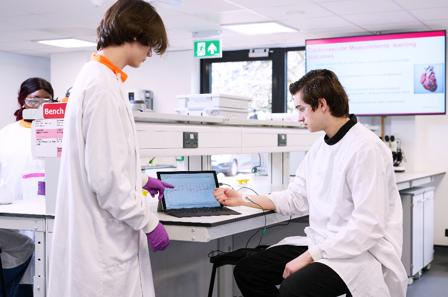 Image of students in Bioscience Lab