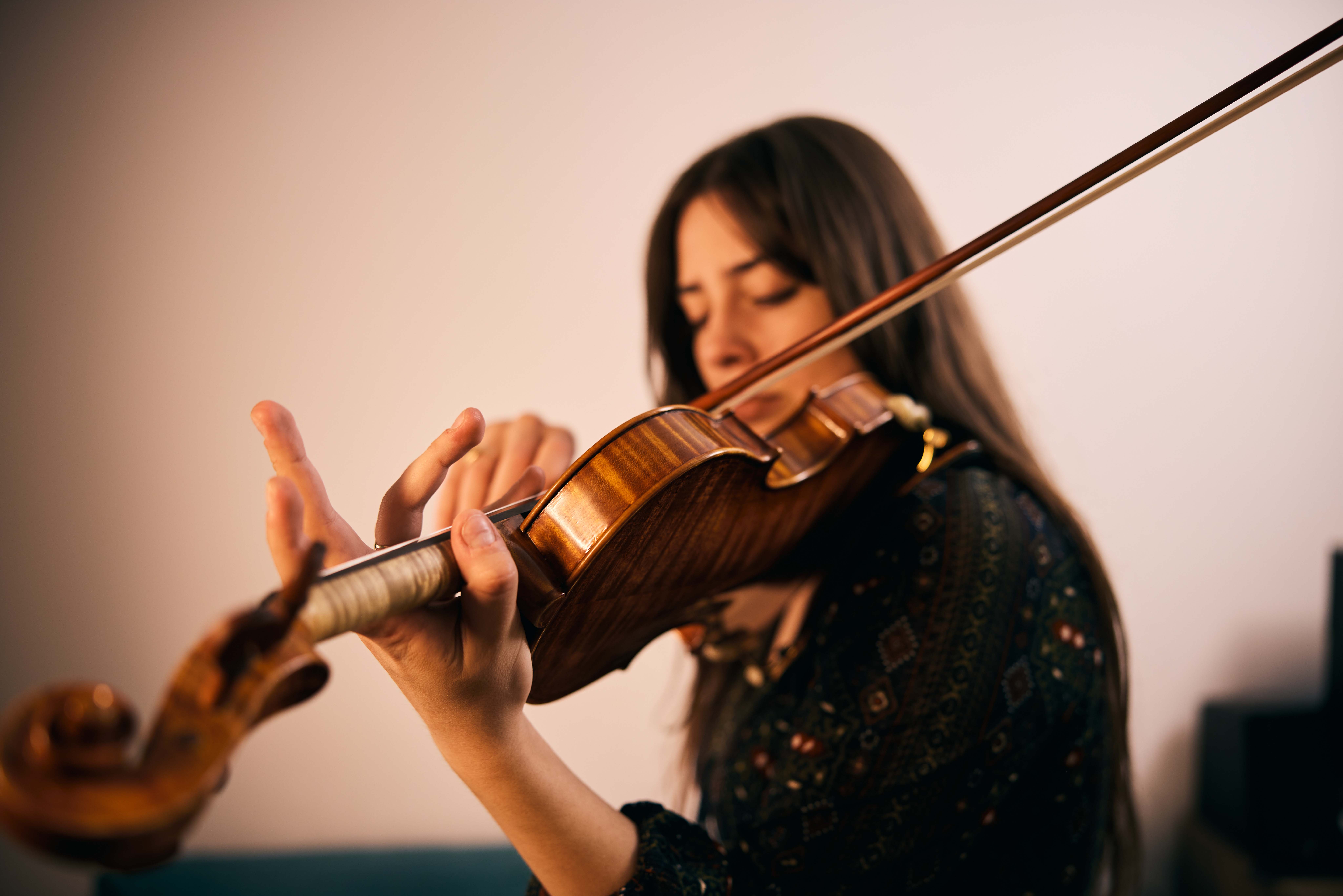 A girl playing the violin.