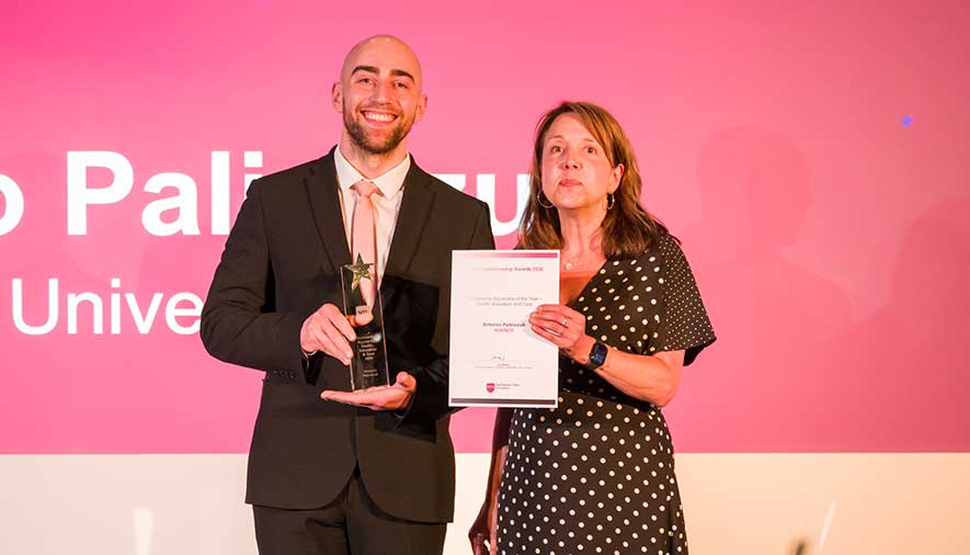 Antonio Palinczuk receiving his award