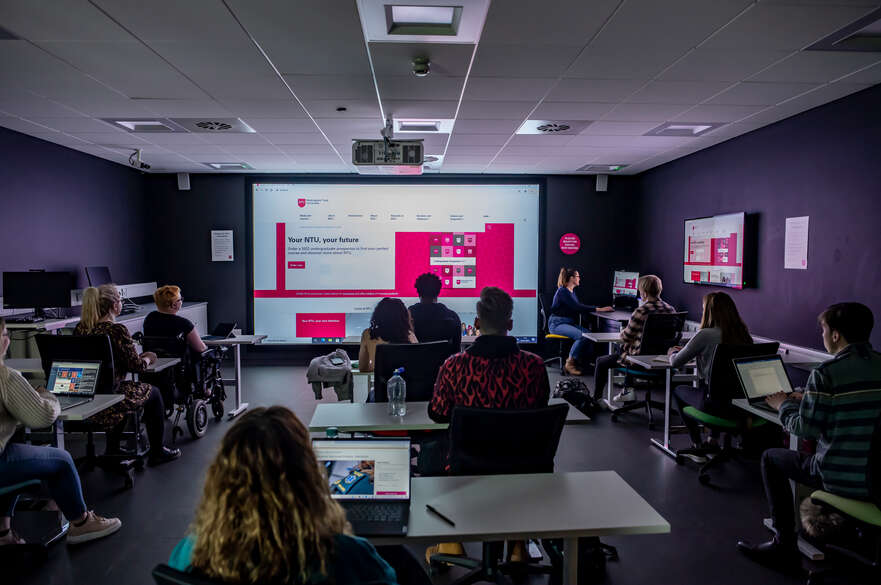 Photo showing a presentation in the Mansfield Psychology lab