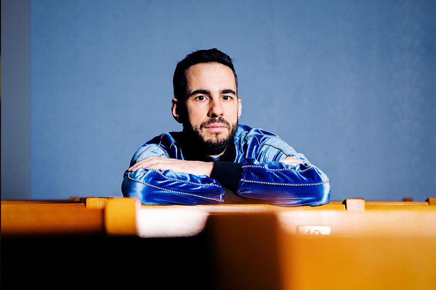 Photograph of Manu Delago weaing a blue jumper.