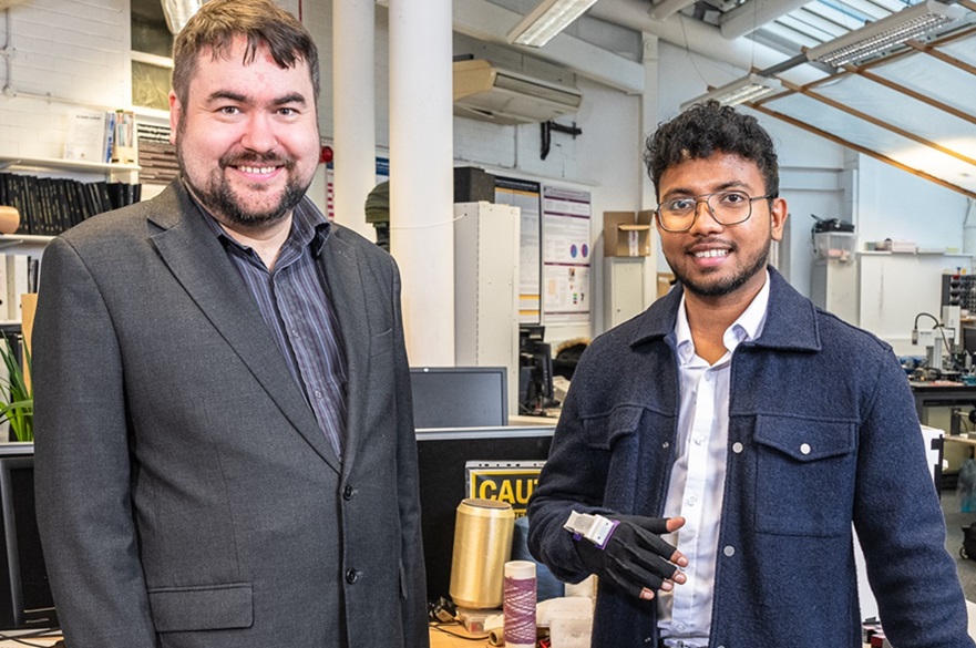 An image of Dr Theo Hughes-Riley and Malindu Ehelagasthenna