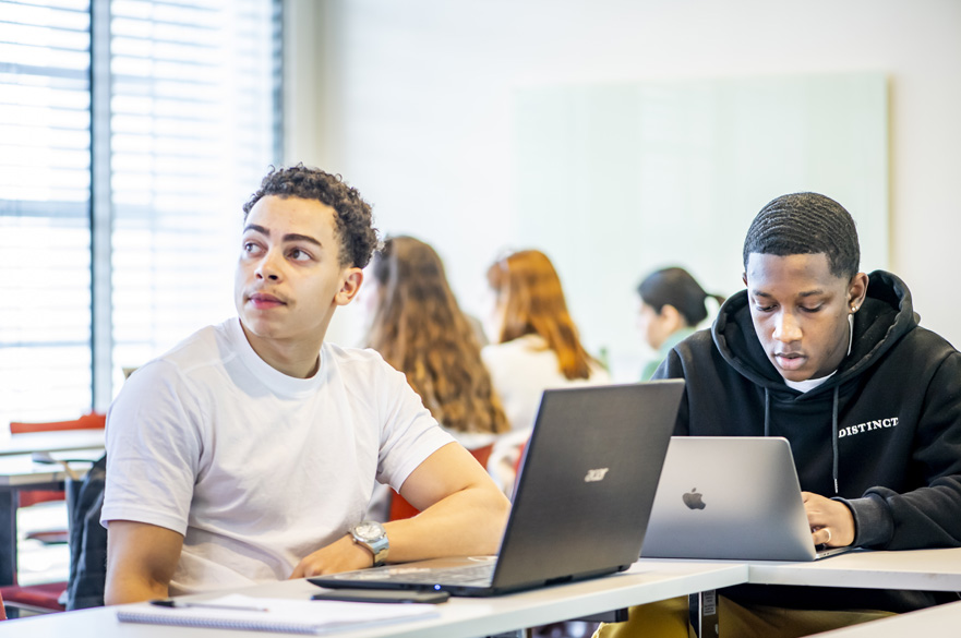 2 students working together in the classroom.