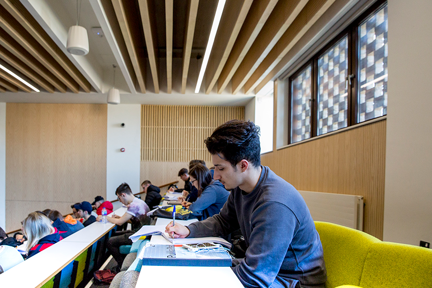 R Essentials: A Rapid Course for Data Analysis, Visualisation and ...