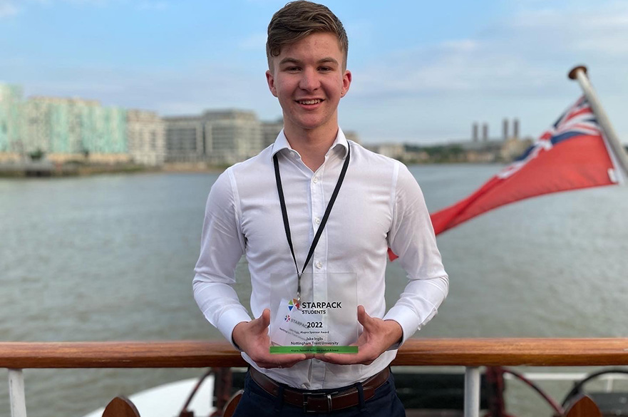 Jake Inglis standing with his Starpack Award